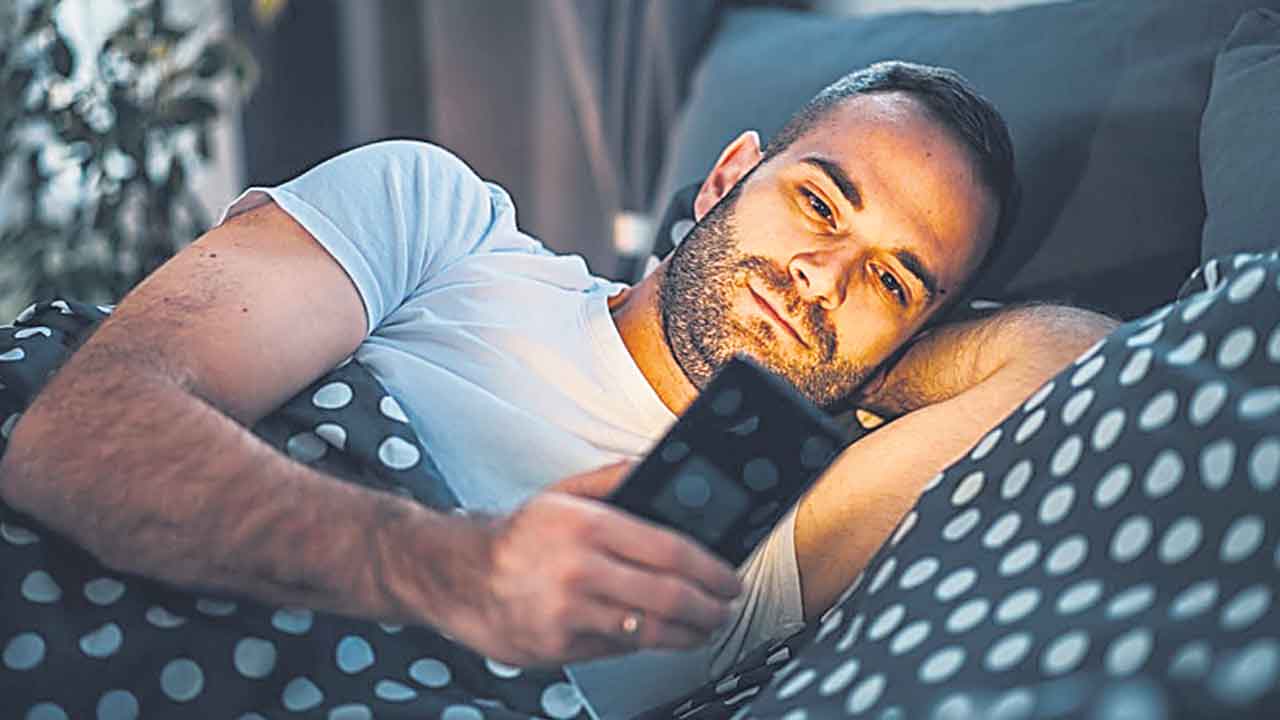 Mobile Phone | నిద్రకు ముందు ఫోన్‌తో మెదడుకు చేటు!.. వారానికి ఓ గంట నిద్ర నష్టం కూడా!