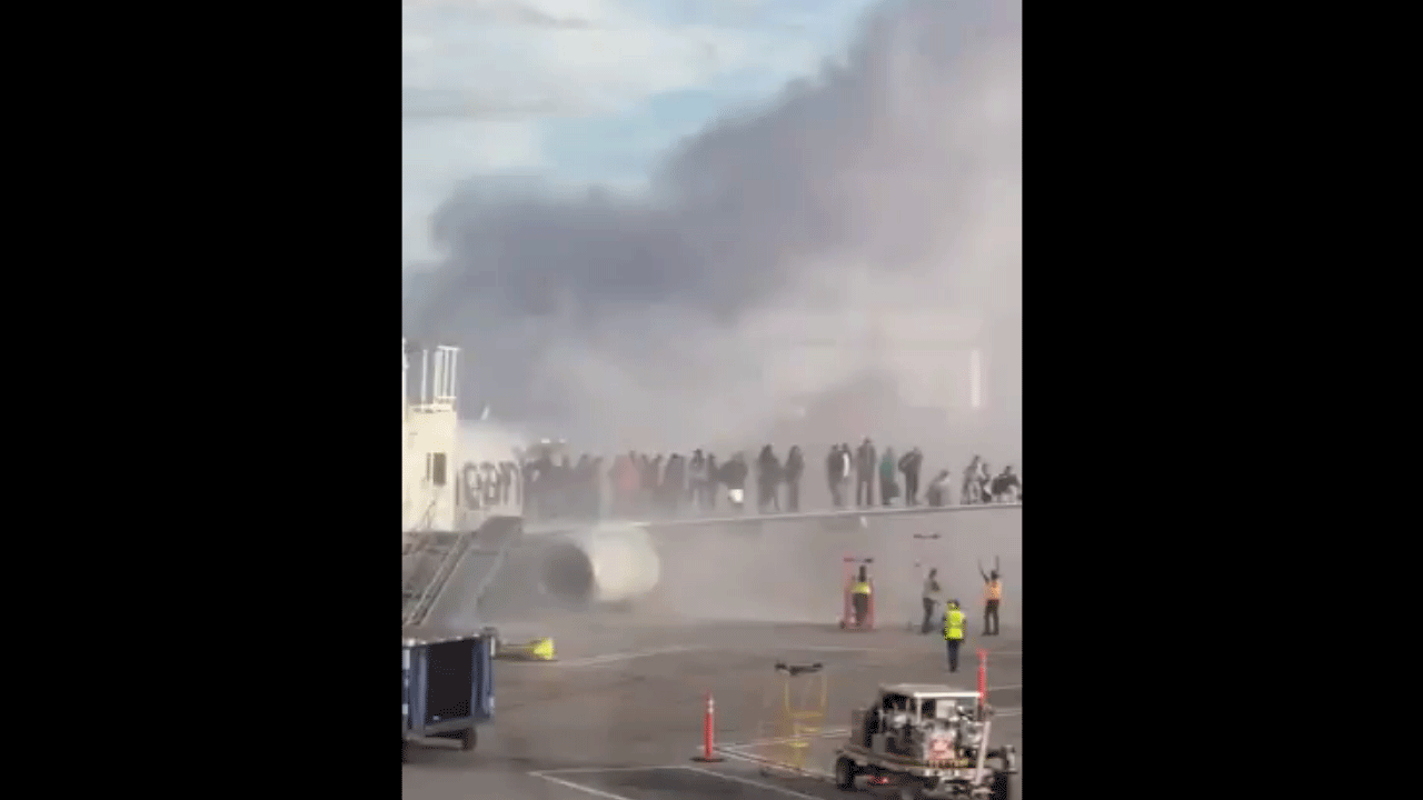 American Airlines: మంట‌ల్లో అమెరికా విమానం.. రెక్క‌ల‌పై ప్ర‌యాణికులు.. వీడియో