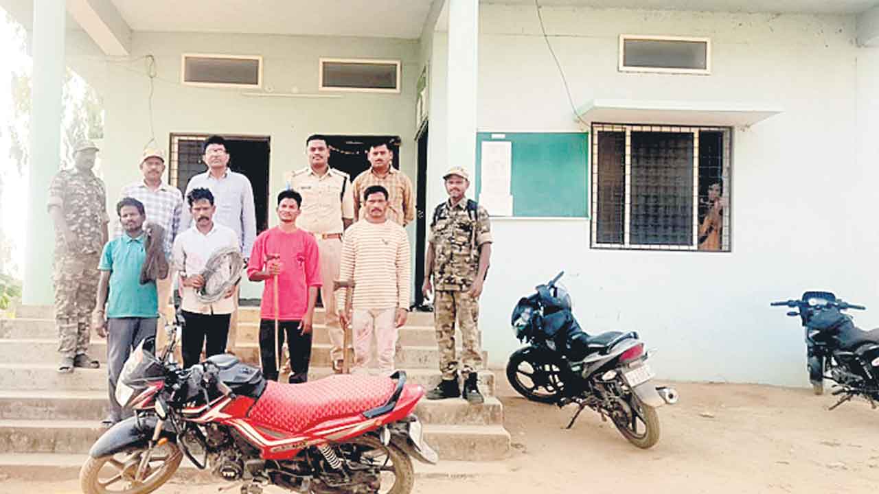 పెంచికల్‌పేట్‌ అడవుల్లో వేట