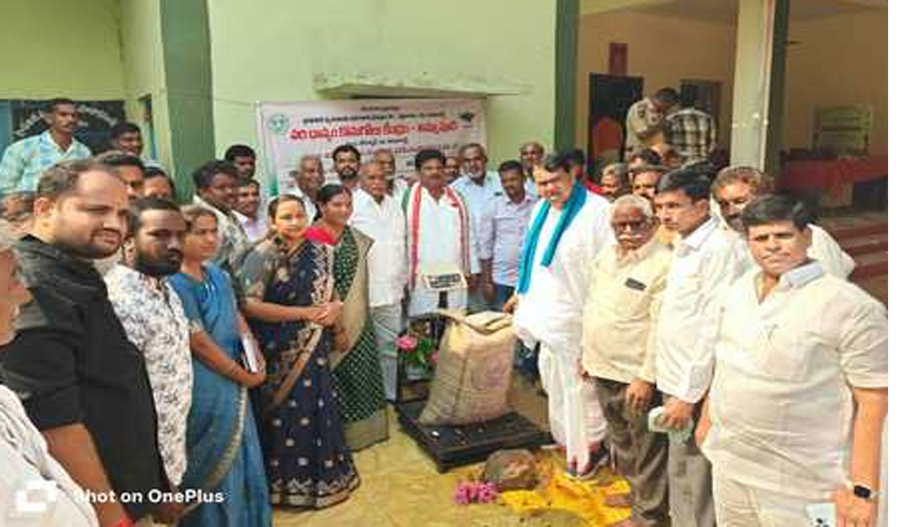 Pochaaram Srinivas Reddy | తిమ్మాపూర్, బీర్కూర్ గ్రామాల్లో వరి కొనుగోలు కేంద్రాలు ప్రారంభించిన పోచారం శ్రీనివాస్ రెడ్డి