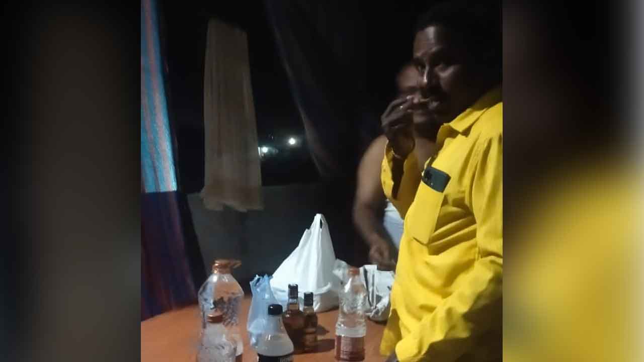 Constables suspended | మహబూబాబాద్‌ జిల్లాలో ఇద్దరు కానిస్టేబుల్స్‌ సస్పెండ్‌