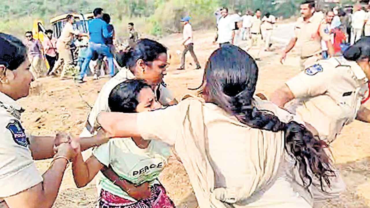 HCU | జుట్టుపట్టి ఈడ్చుకెళ్లి.. విద్యార్థులపై విరుచుకుపడ్డ పోలీసులు.. పండుగపూట అట్టుడికిన హెచ్‌సీయూ