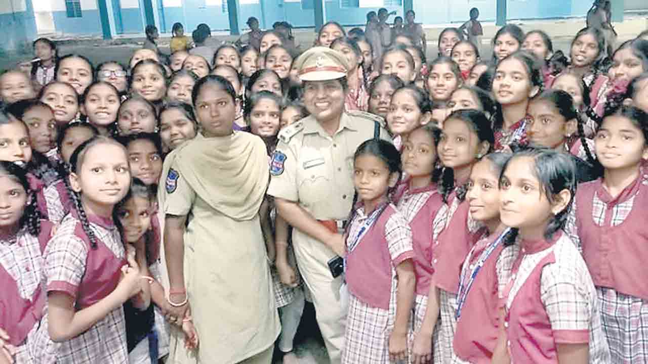 ఠాణాలు వదిలి.. ప్రజలతో మమేకం