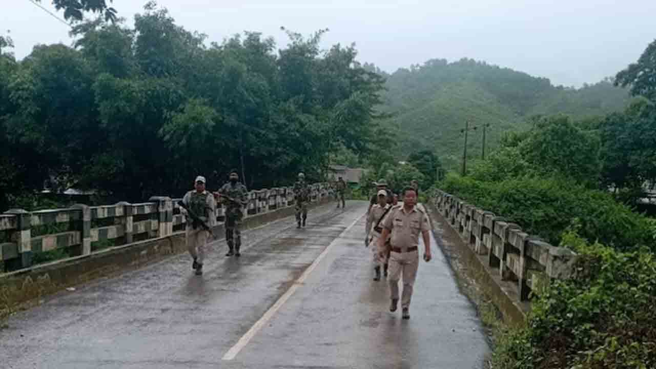 school girls hospitalised | మాక్‌ డ్రిల్‌లో పోలీసుల నిర్లక్ష్యం.. టియర్‌ గ్యాస్‌ వల్ల   విద్యార్థినులకు అస్వస్థత