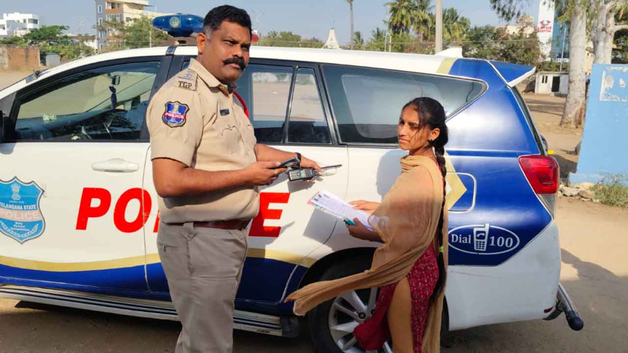 Inter student | పోలీసుల ఔదార్యం.. ఇంటర్ విద్యార్థిని  సకాలంలో పరీక్ష కేంద్రానికి తరలింపు : వీడియో