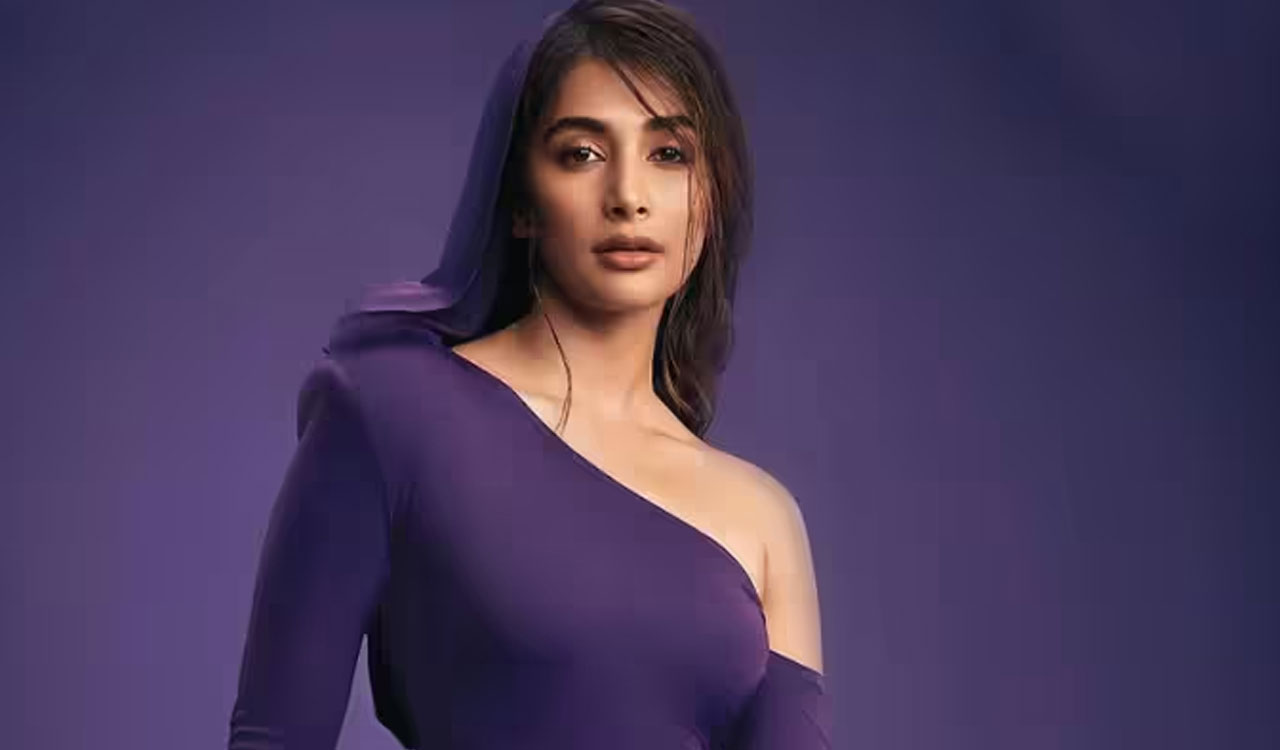 Pooja Hegde| ఇద్ద‌రు కొడుకుల‌ని క‌వ‌ర్ చేసింది.. ఇప్పుడు తండ్రితో రొమాన్స్‌కి రెడీ అయిన బుట్ట‌బొమ్మ‌