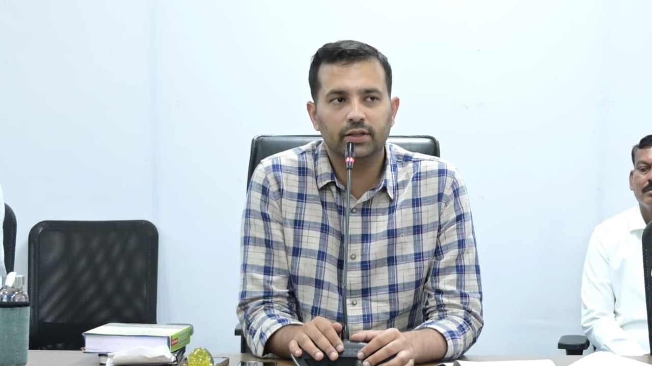 ఒకే విడతలో నష్టపరిహారం చెల్లిస్తాం.. హకీంపేట రైతులతో వికారాబాద్‌ కలెక్టర్‌ ప్రతీక్‌ జైన్‌