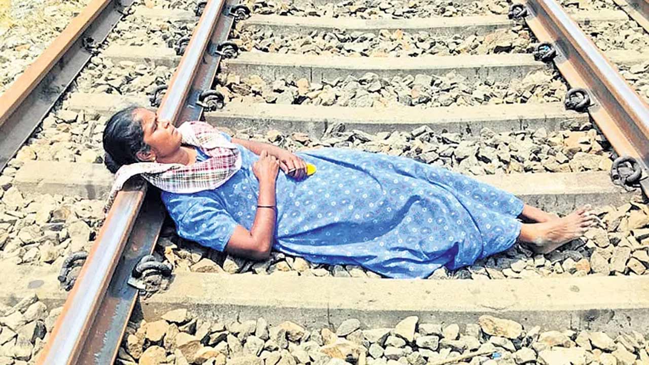 AP News | రూ.పది వేలకు 24 వేల వడ్డీ.. ఇంకా అసలు చెల్లించాలని వేధింపులు.. అవమానంతో ఆత్మహత్యకు యత్నించిన మహిళ!