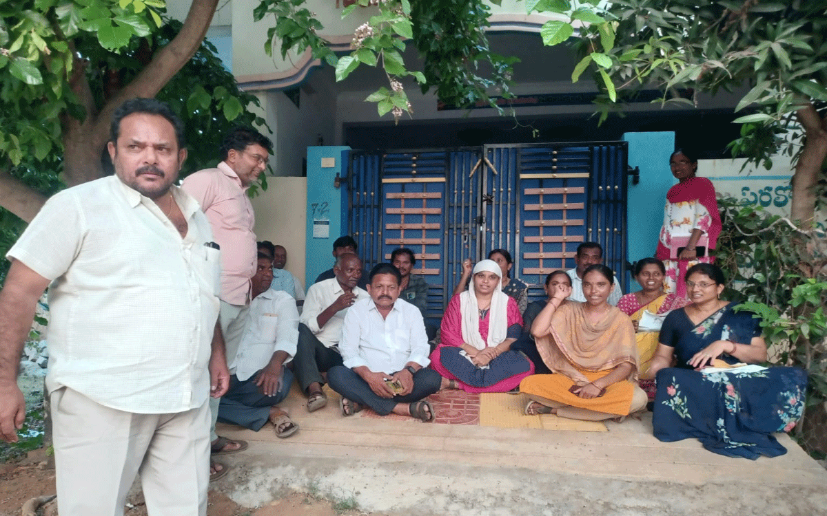 House Tax : ఇంటి పన్ను చెల్లించడం లేదని మున్సిపల్ సిబ్బంది ధర్నా