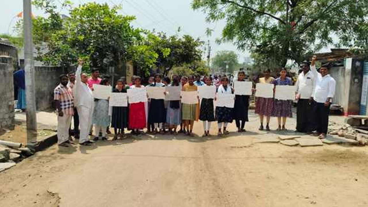 Thungathurthy | స్కూటీలు, లాప్‌టాప్‌లు ఎప్పుడిస్తరు.. తుంగతుర్తిలో విద్యార్థుల నిరసన