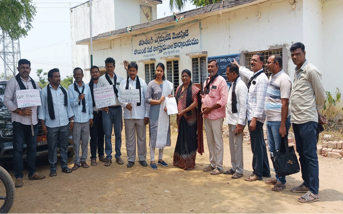 PRTU : ఉపాధ్యాయ సమస్యలపై తాసీల్దార్‌కు వినతి