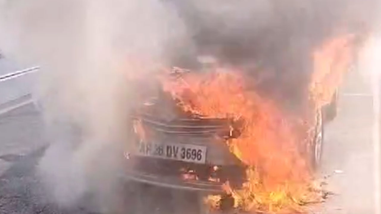 PVNR Express Way | పీవీఎన్ఆర్ ఎక్స్‌ప్రెస్ వేపై కారులో చెల‌రేగిన మంట‌లు.. వీడియో