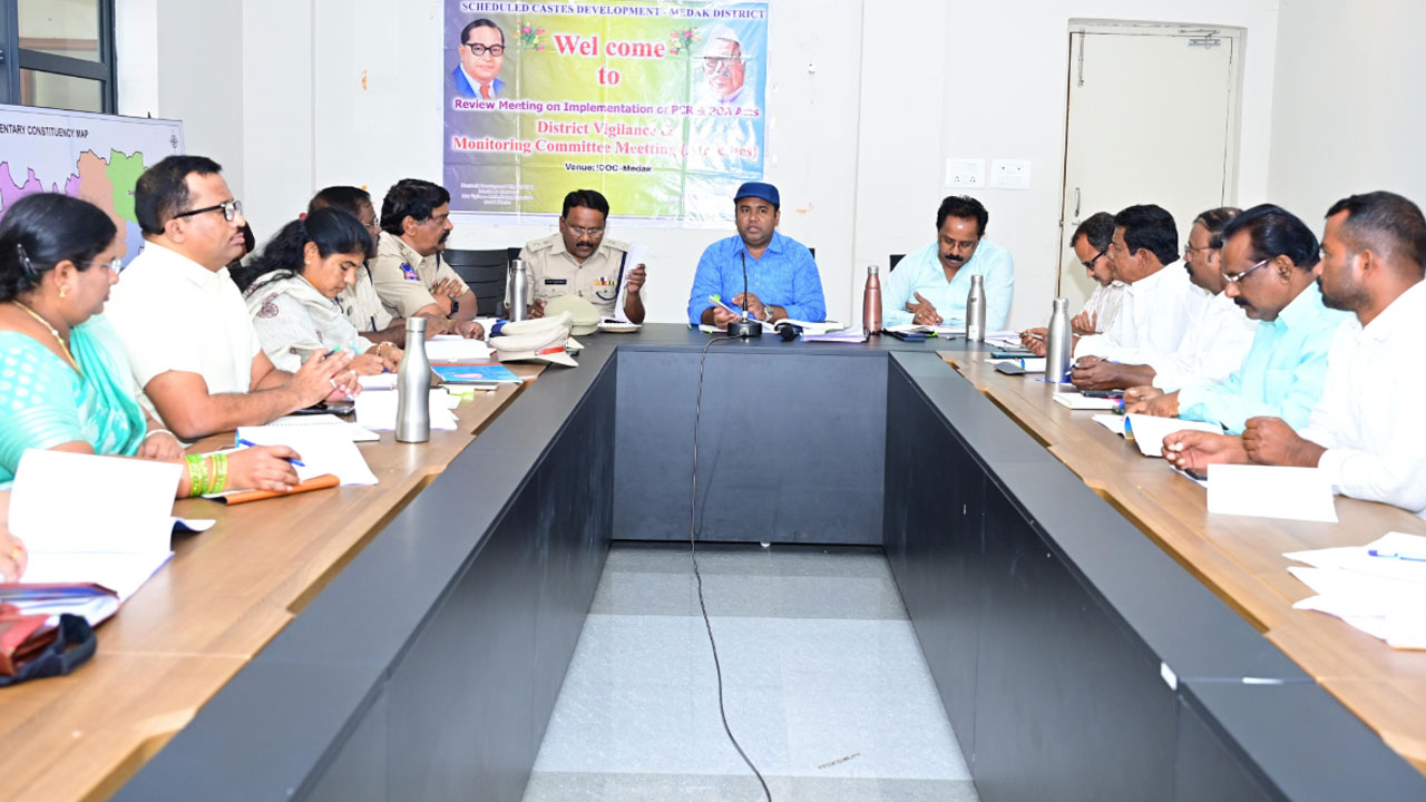 Medak | ప్రణాళిక‌బ‌ద్ధంగా ధాన్యం కొనుగోళ్లు.. అధికారుల‌తో స‌మీక్షించిన క‌లెక్ట‌ర్ రాహుల్ రాజ్