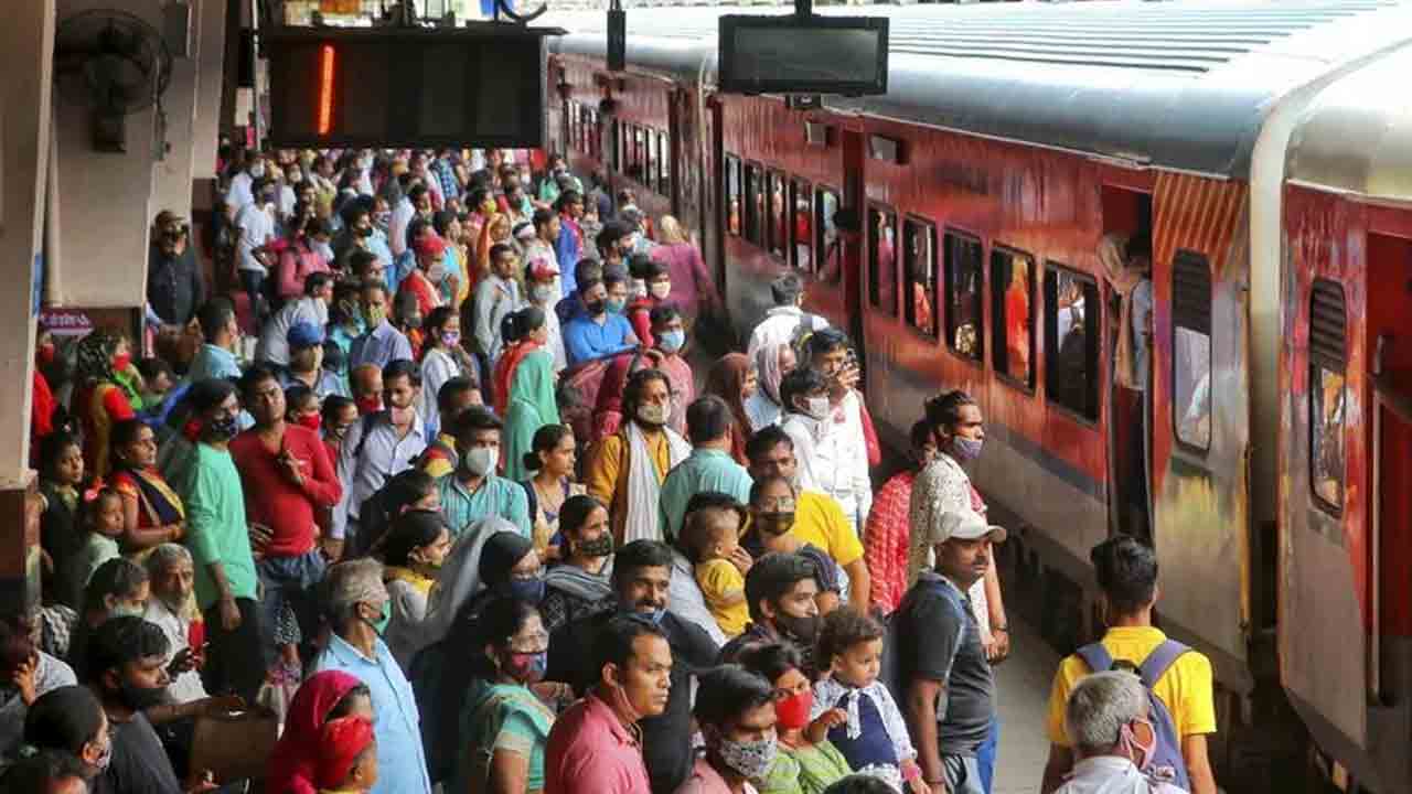 60 స్టేషన్లలో శాశ్వత వెయిటింగ్‌ ఏరియాలు