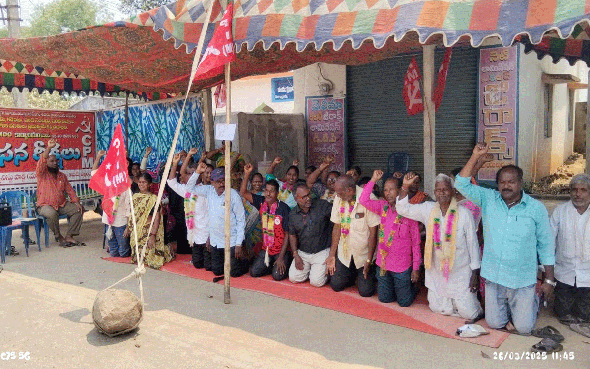 Protest : తాగునీరు కోసం మోకాళ్లపై నిరసన