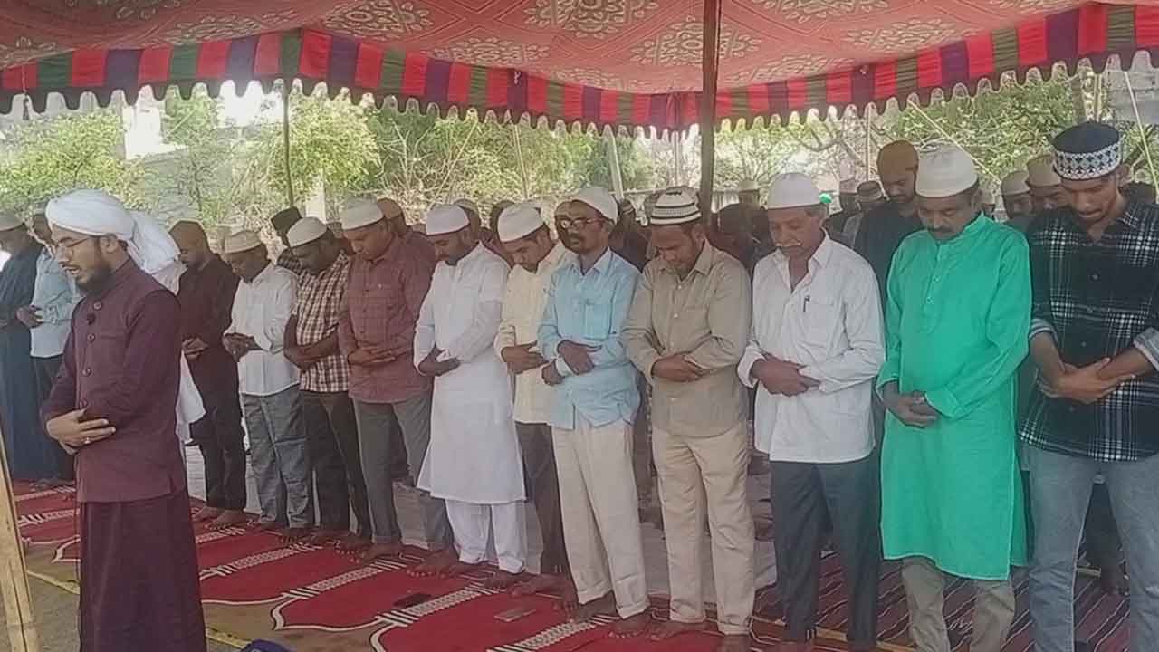 Ramadan Celebration | నల్లబెల్లిలో ఘనంగా రంజాన్ వేడుకలు : వీడియో