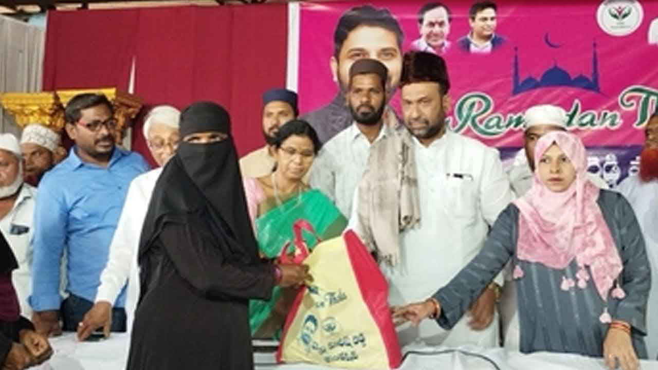 Ramadan | వీహెచ్‌ఆర్ ఫౌండేషన్ ఆధ్వర్యంలో ముస్లింలకు రంజాన్ తోఫా పంపిణీ