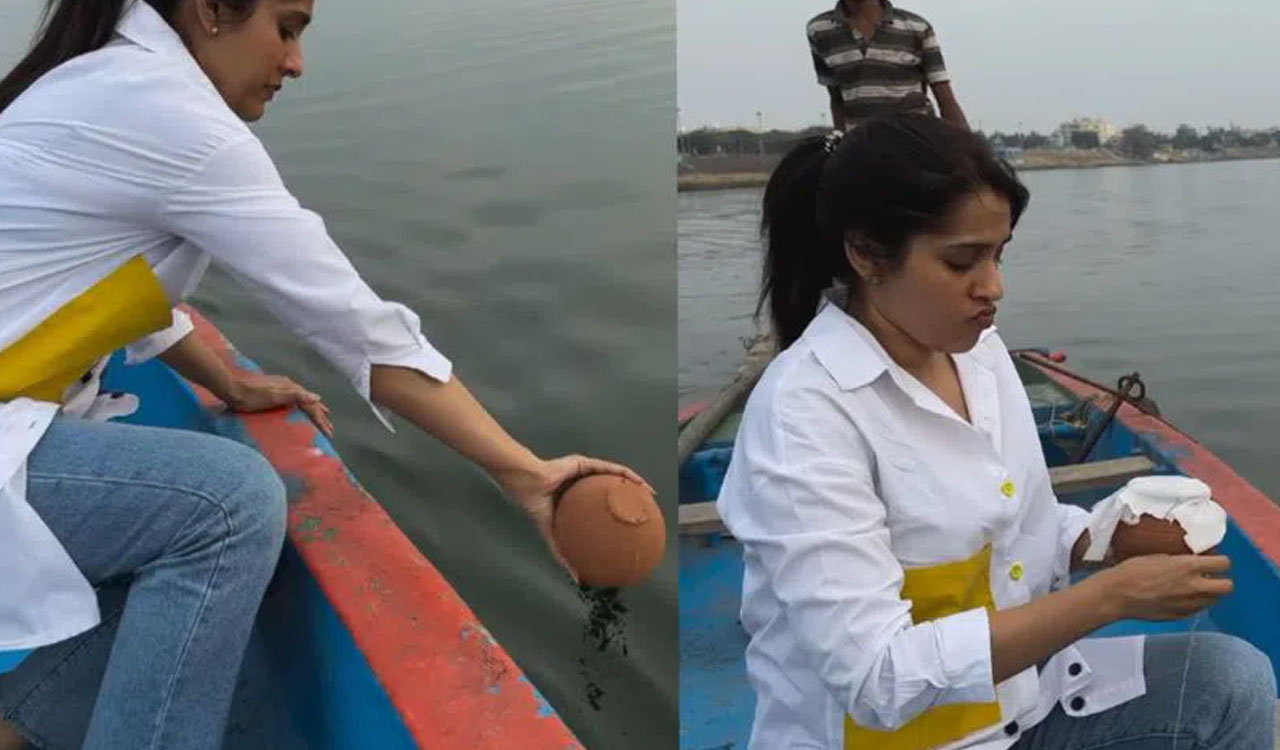 Rashmi Gautam| రాజ‌మండ్రిలోని గోదావరిలో అస్థిక‌లు క‌లిపి ఫుల్ ఎమోష‌న‌ల్ అయిన ర‌ష్మీ గౌత‌మ్
