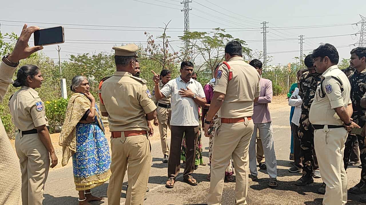 మా ప్రాణం పోయినా మా భూమి ఇవ్వం… కలెక్టరేట్ ముందు పెట్రోలు పోసుకుని ఆత్మహత్యకు యత్నించిన రైతన్నలు