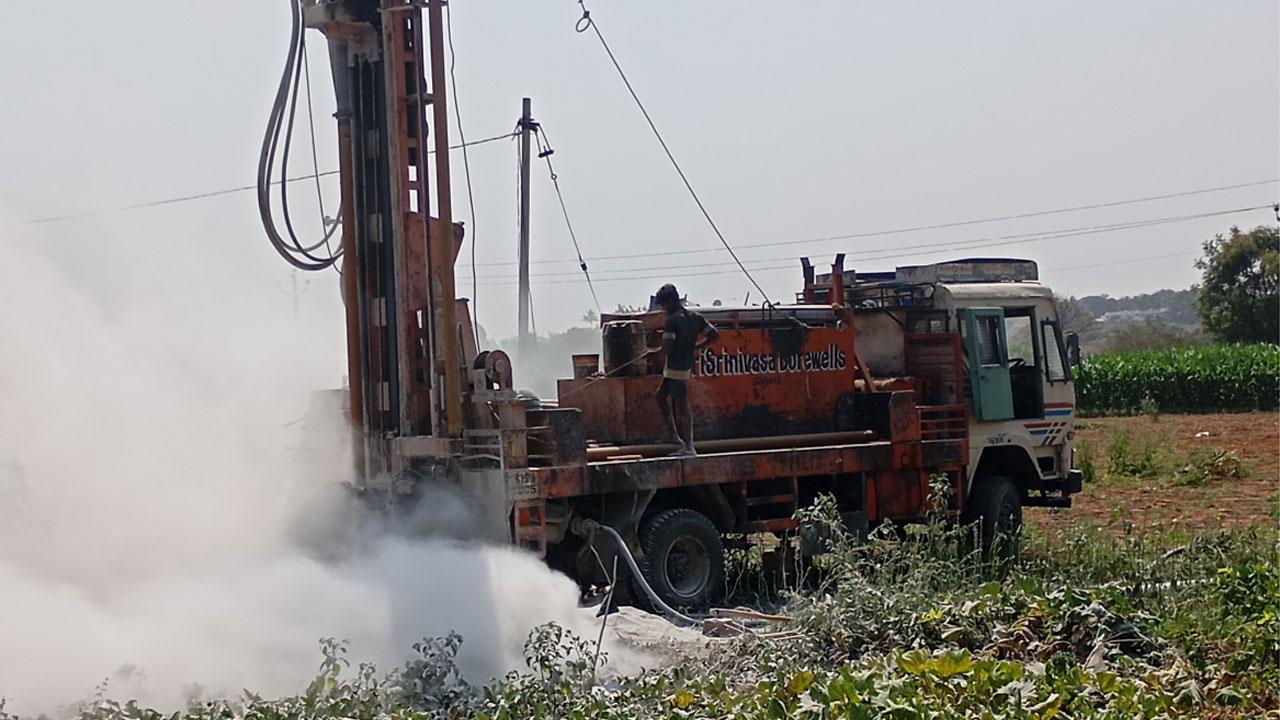 Siddipeta | అడుగంటిన భూగర్బజాలలు.. 15 రోజుల్లో 30 బోర్లు వేసిన చుక్క నీరు రాలేదు