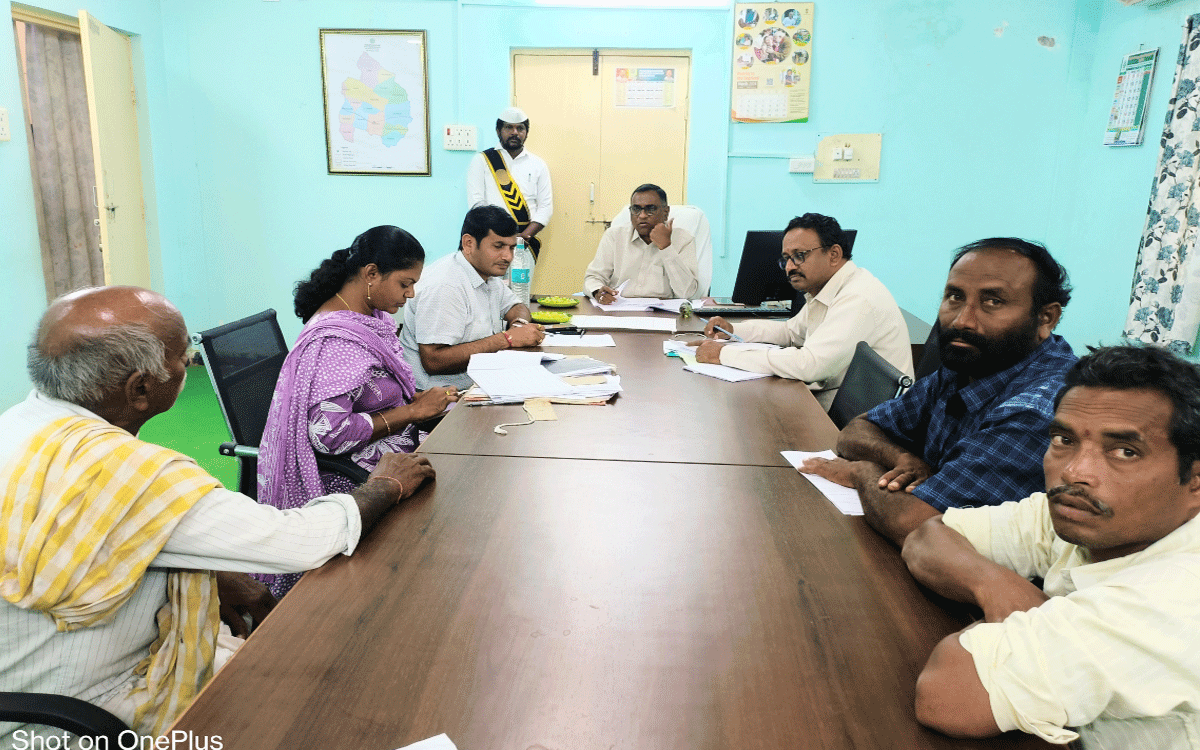 Illegal Registrations : అక్రమ రిజిస్ట్రేషన్లకు పాల్పడితే కఠిన చర్యలు : ఆర్డీఓ అశోక్‌రెడ్డి