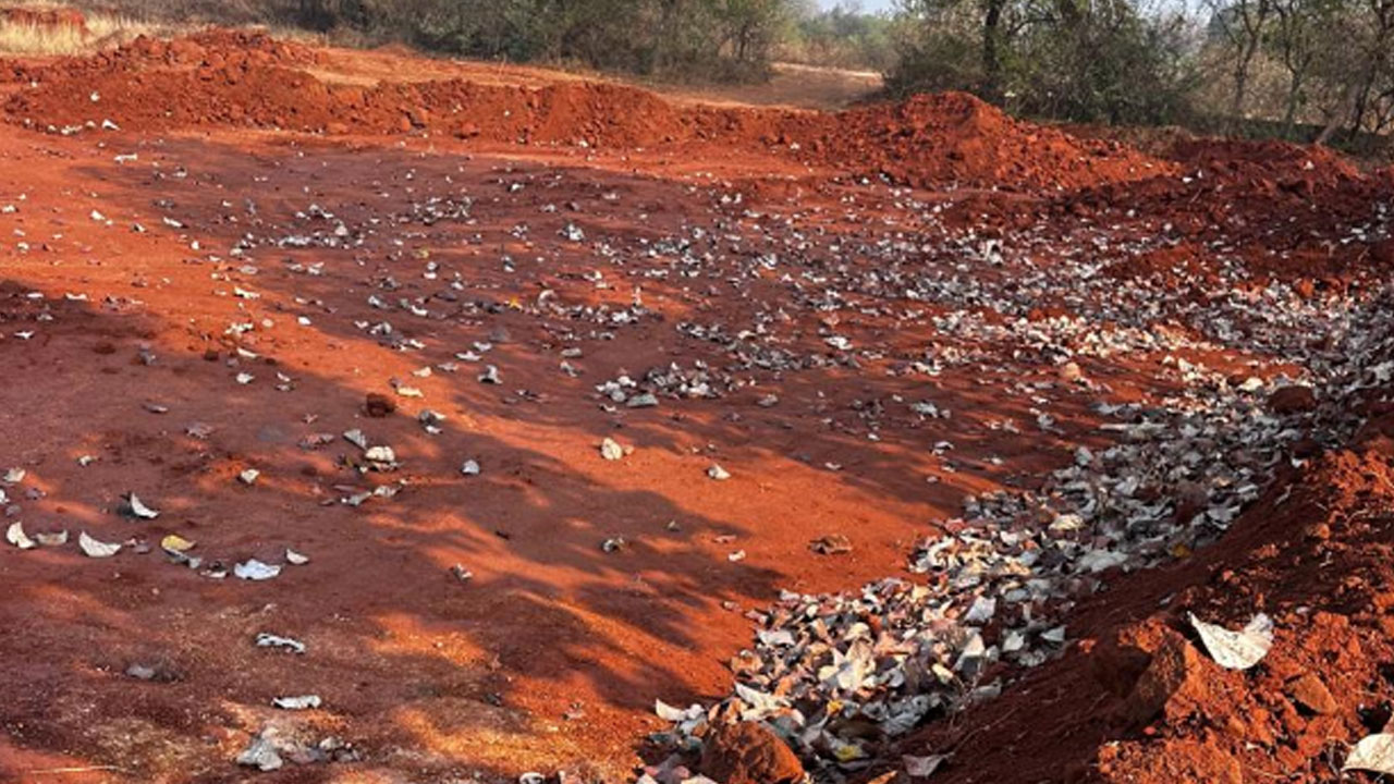 Shamshabad | ప్రభుత్వ భూముల్లో ఎర్రమట్టి తవ్వకాలు.. రెచ్చిపోతున్న మట్టిమాఫియా..