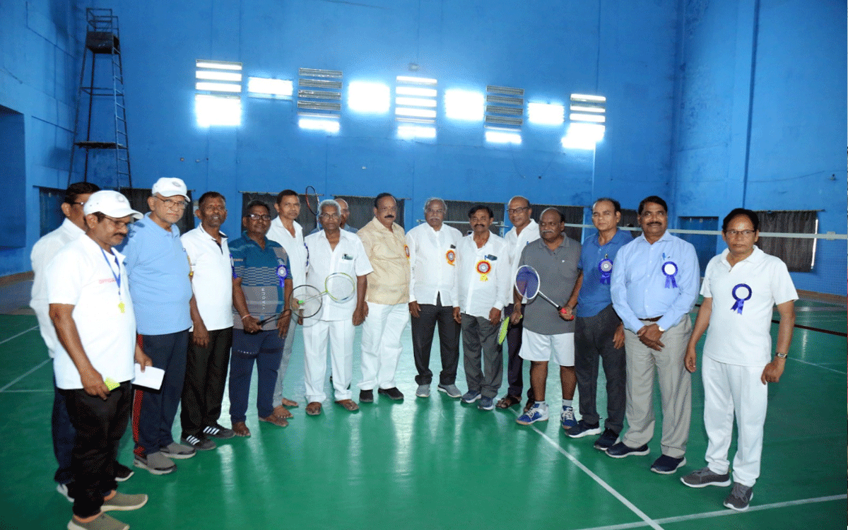 Retired Employees Sports : ఆరుపదులు దాటినా తగ్గేదేలే.. ఉత్సాహభరితంగా విశ్రాంత ఉద్యోగుల క్రీడా పోటీలు