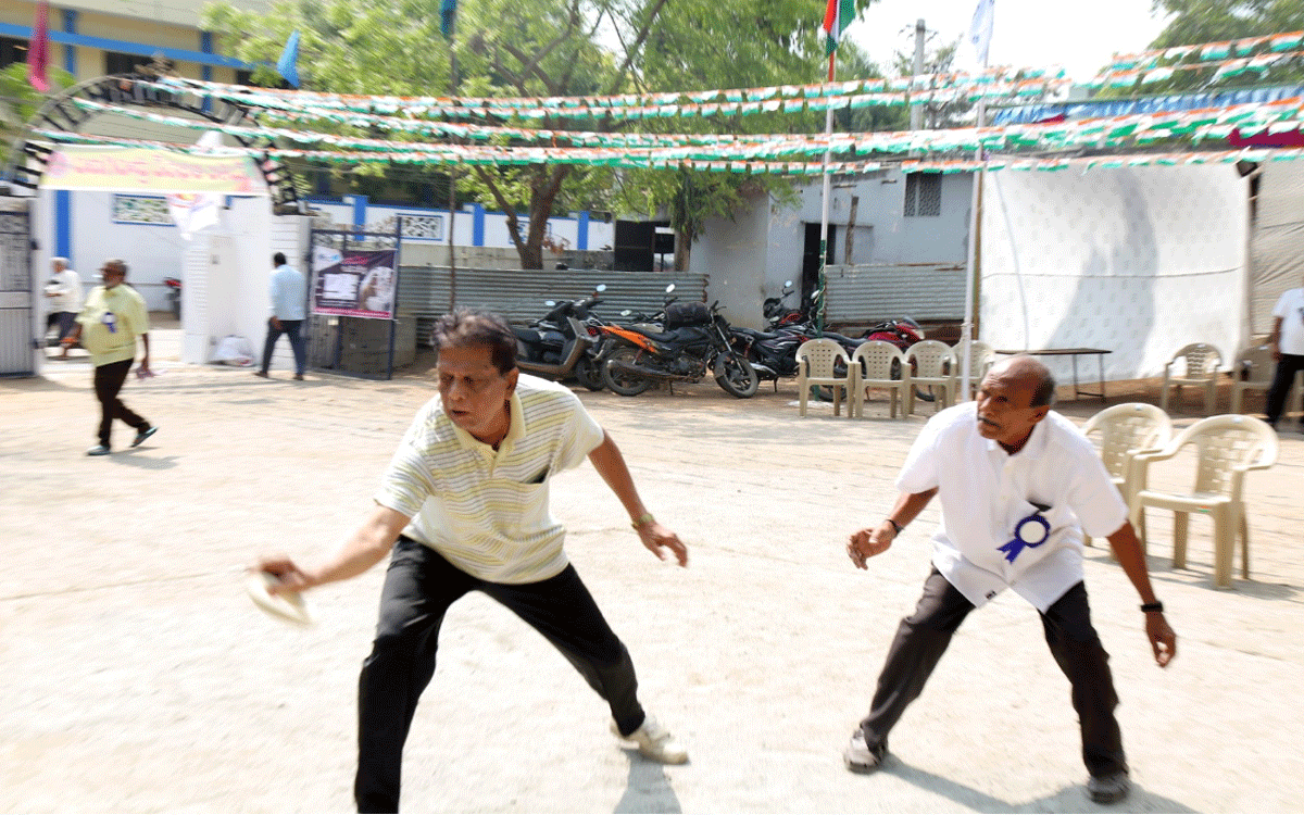 Retired Employees Sports : ఆరుపదులు దాటినా తగ్గేదేలే.. ఉత్సాహభ‌రితంగా విశ్రాంత ఉద్యోగుల క్రీడా పోటీలు