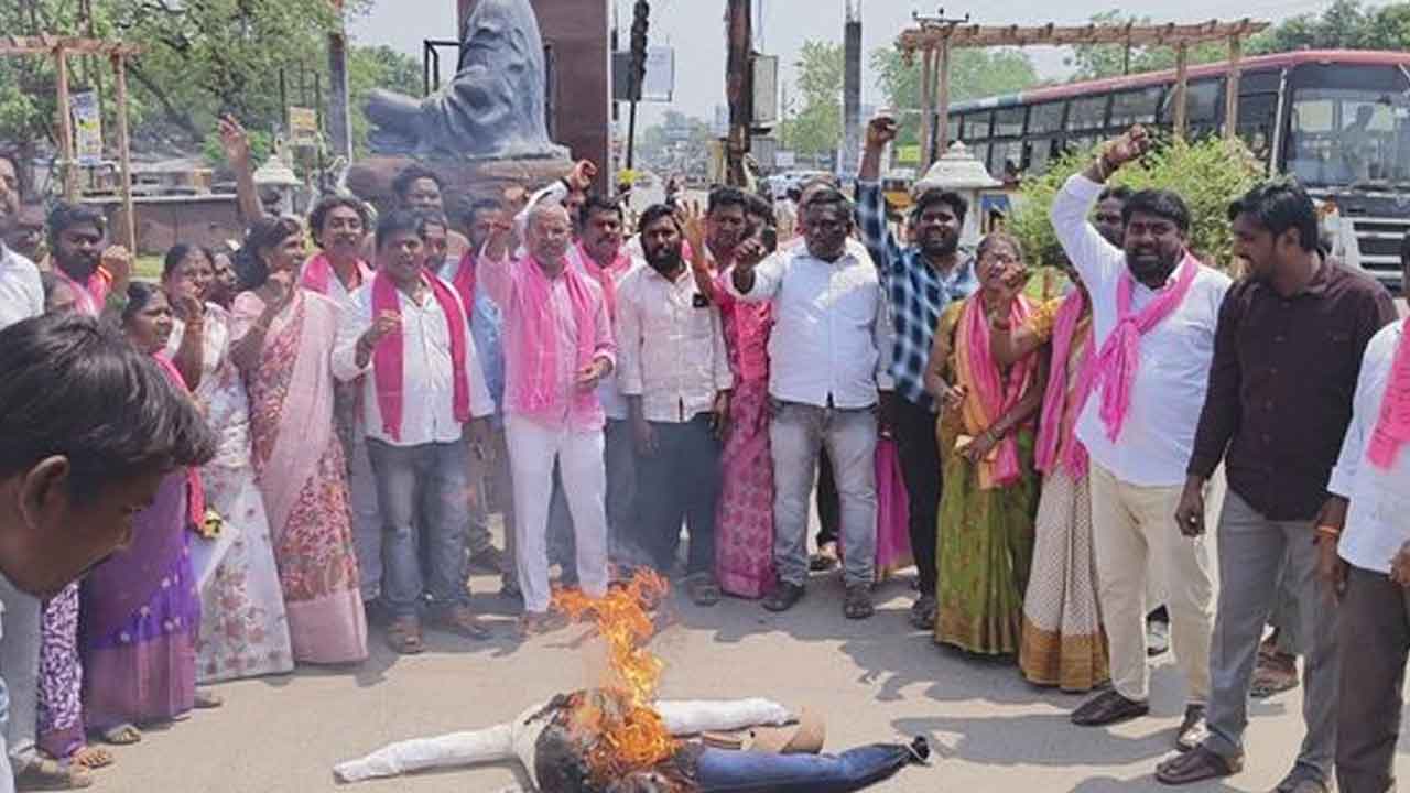 CM Revanth Reddy | గోదావరినిఖనిలో సీఎం రేవంత్ రెడ్డి దిష్టిబొమ్మ దహనం : వీడియో