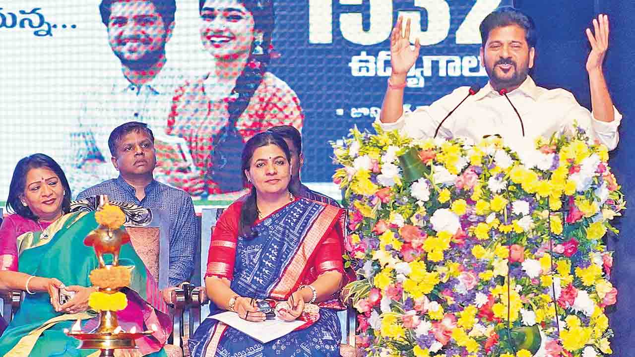 Revanth Reddy | అక్కడ ఆమ్దానీయే లేదు.. మీరేమో డీఏలు అడుగుతున్నరు.. ఉద్యోగులపై సీఎం రేవంత్‌ అసహనం