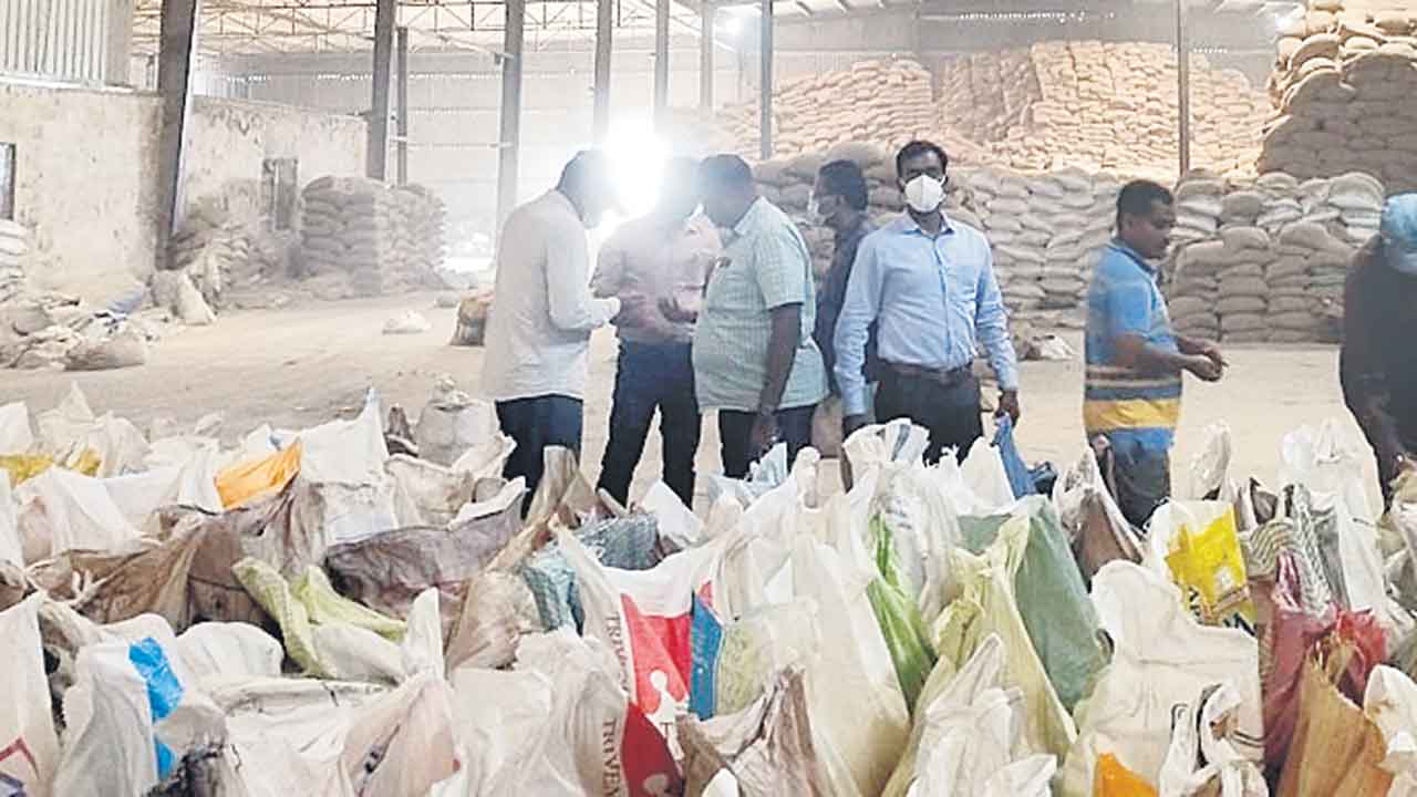 రైస్‌ మిల్లుల్లో విజిలెన్స్‌ తనిఖీలు