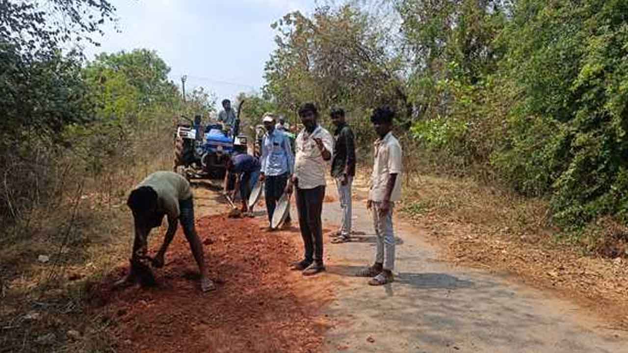 Friends Youth | ఫ్రెండ్స్ యూత్ ఆధ్వర్యంలో రోడ్డు పునరుద్ధరణ