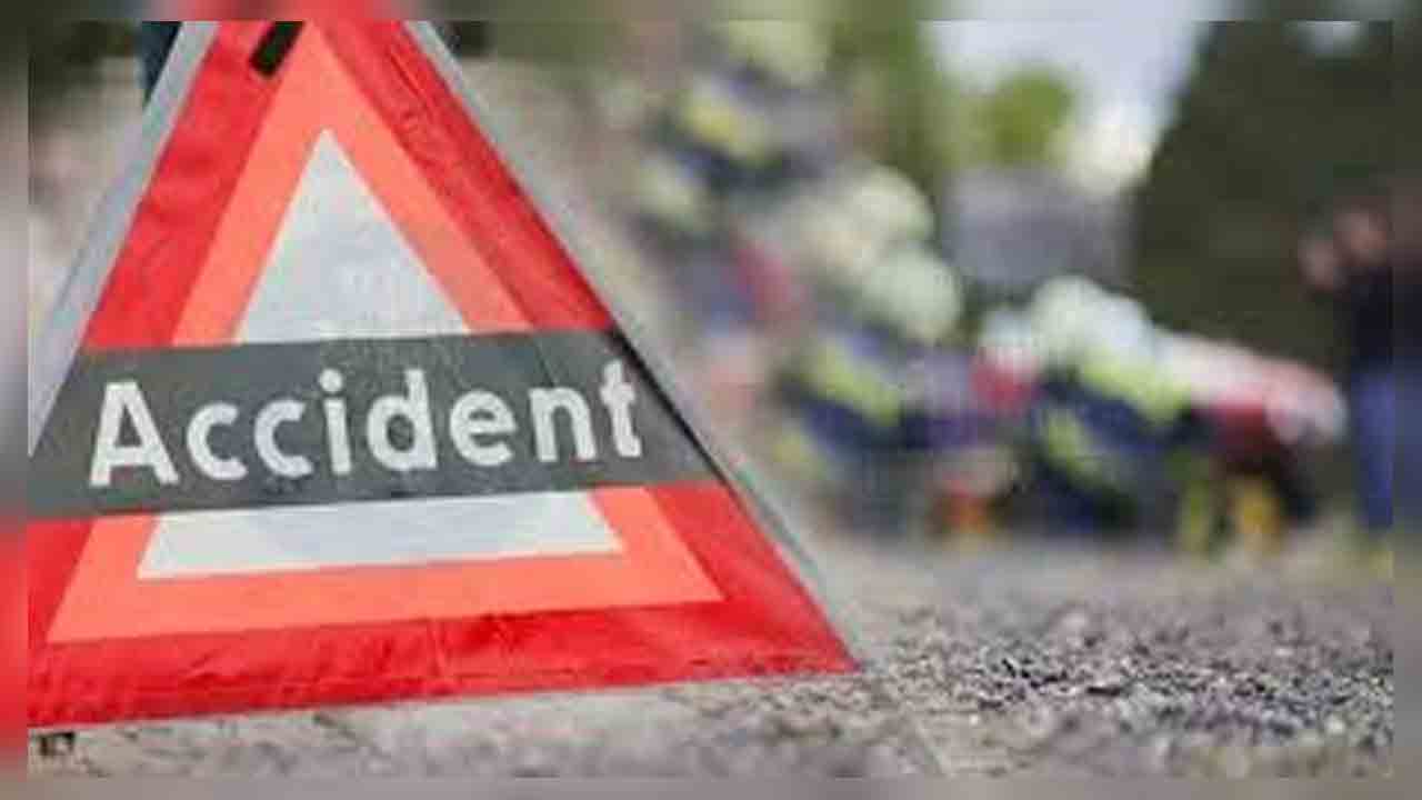 Road Accident | వాహనం ఢీకొని వీఎన్ఆర్ విజ్ఞానజ్యోతి కాలేజ్‌ విద్యార్థి మృతి, ఇద్దరికి గాయాలు