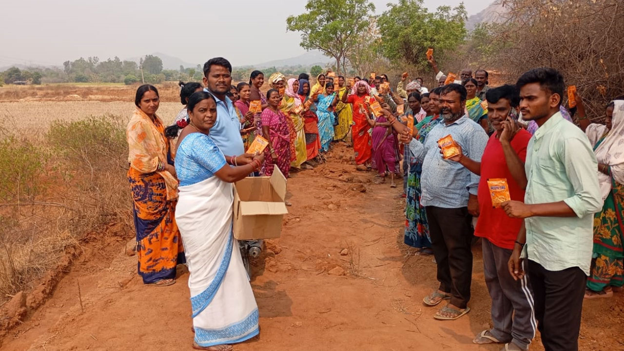 Bheemadevarapally | ఉపాధి కూలీలకు ఓఆర్ఎస్ ప్యాకెట్లు.. వేకువ జామునే పనులు చేసుకోవాలన్న మెడికల్‌ ఆఫీసర్‌