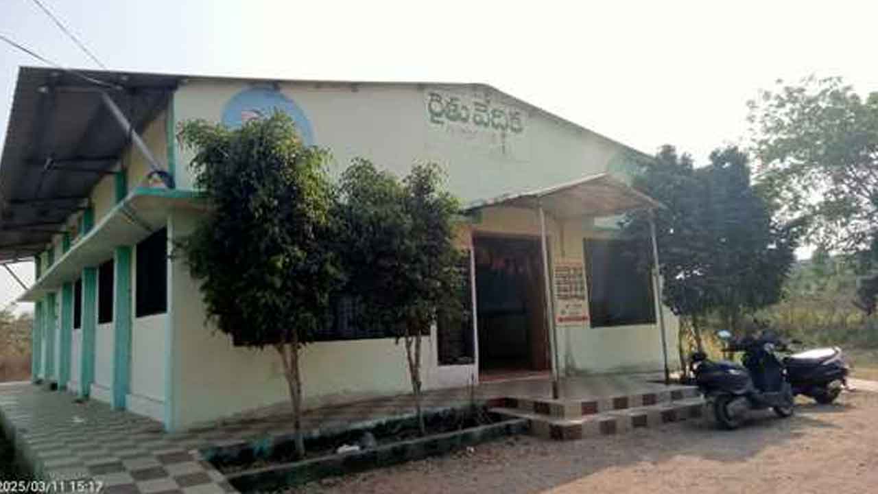 Rythu Vedika | మందుబాబులకు అడ్డాగా మారిన రైతు వేదిక