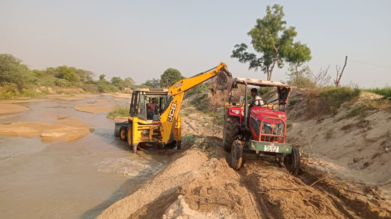 Sand Mafia | ఇసుక అక్రమ రవాణా.. కోతలకు గురవుతున్న వ్యవసాయ భూములు..