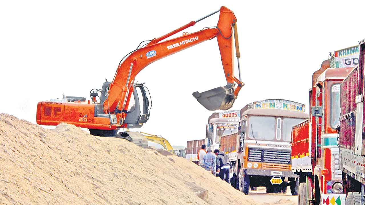 యథేచ్ఛగా ఇసుక అక్రమ రవాణా.. అవే బిల్లులు వందల ట్రిప్పులు