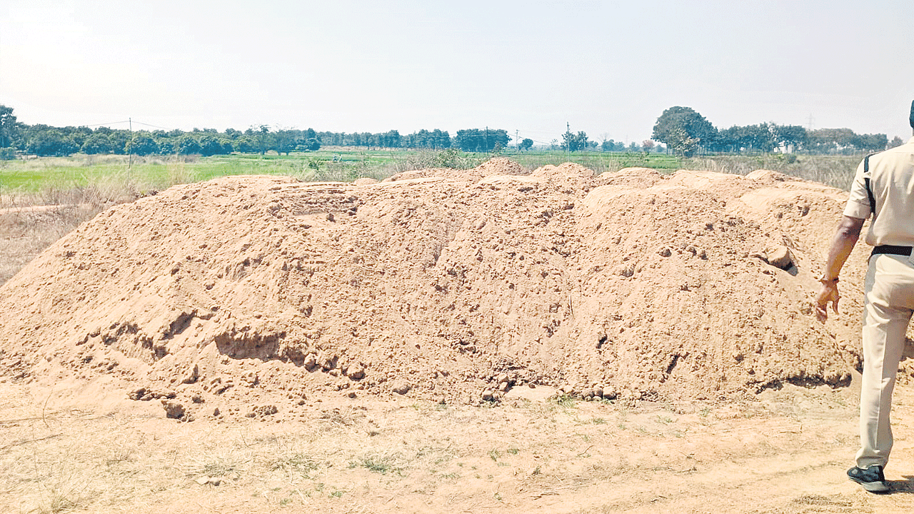 రెండు గ్రామాల్లో ఇసుక డంపుల సీజ్