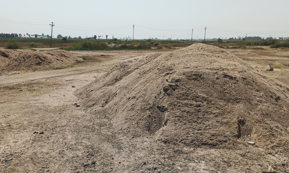 భారీగా ఇసుక డంపులు నిల్వచేసిన కాంగ్రెస్ నాయకులు