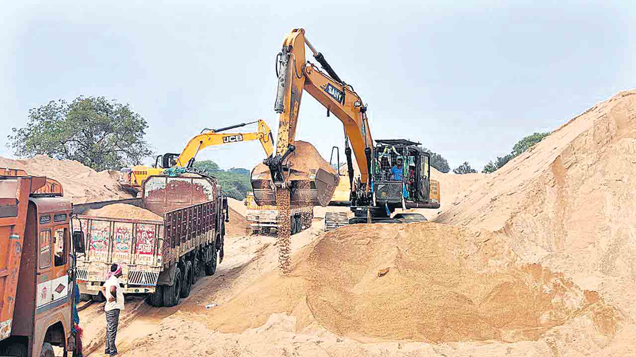 Congress Govt | ఇసుకే బంగారమాయె.. బెడిసికొట్టిన ప్రభుత్వ నూతన విధానం!