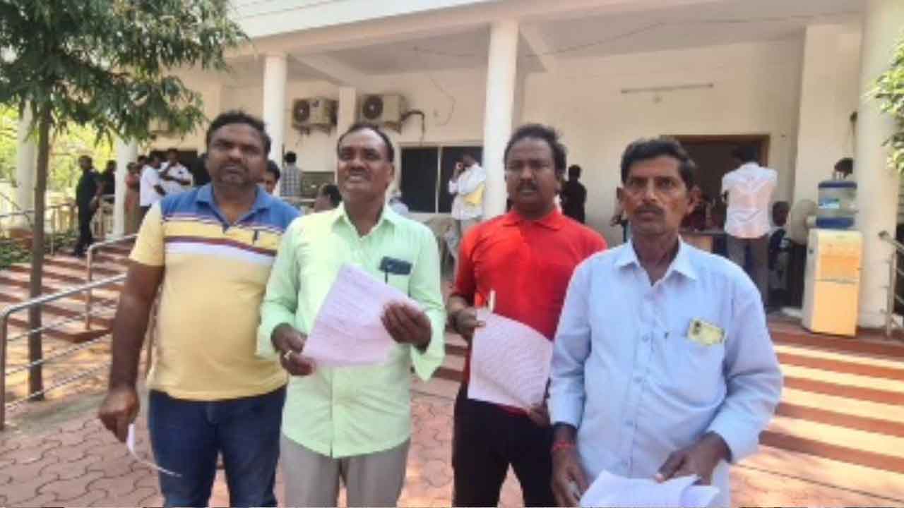 Dried crops | ఎండిన పంటలకు నష్టపరిహారం చెల్లించాలి