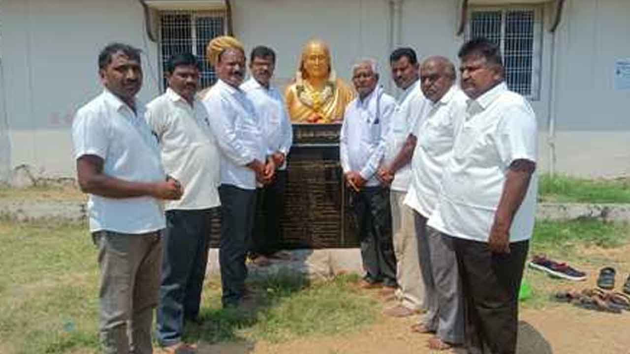 Savitribai Phule | సవాళ్లను ఎదుర్కొని పేదలకు విద్యనందించిన ధీరవనిత సావిత్రిబాయి పూలే