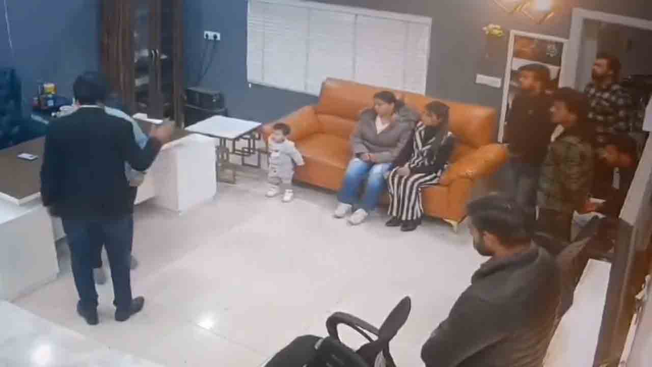 watch: దేవుడిగా చెప్పుకునే పాస్టర్‌.. ఒక వ్యక్తితోపాటు మహిళపై దాడి, వీడియో వైరల్‌