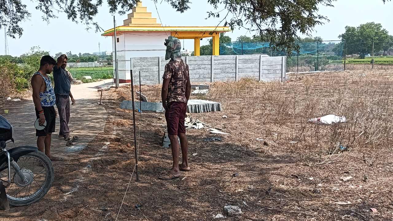 Shamshabad | శంషాబాద్‌లో రెచ్చిపోయిన అక్రమార్కులు.. కోట్ల విలువైన ప్రభుత్వ భూమి కబ్జాకు యత్నం..