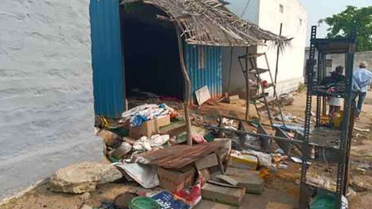 Short circuit | షార్ట్ సర్క్యూట్‌తో కిరాణా కొట్టలో సామగ్రి దగ్ధం