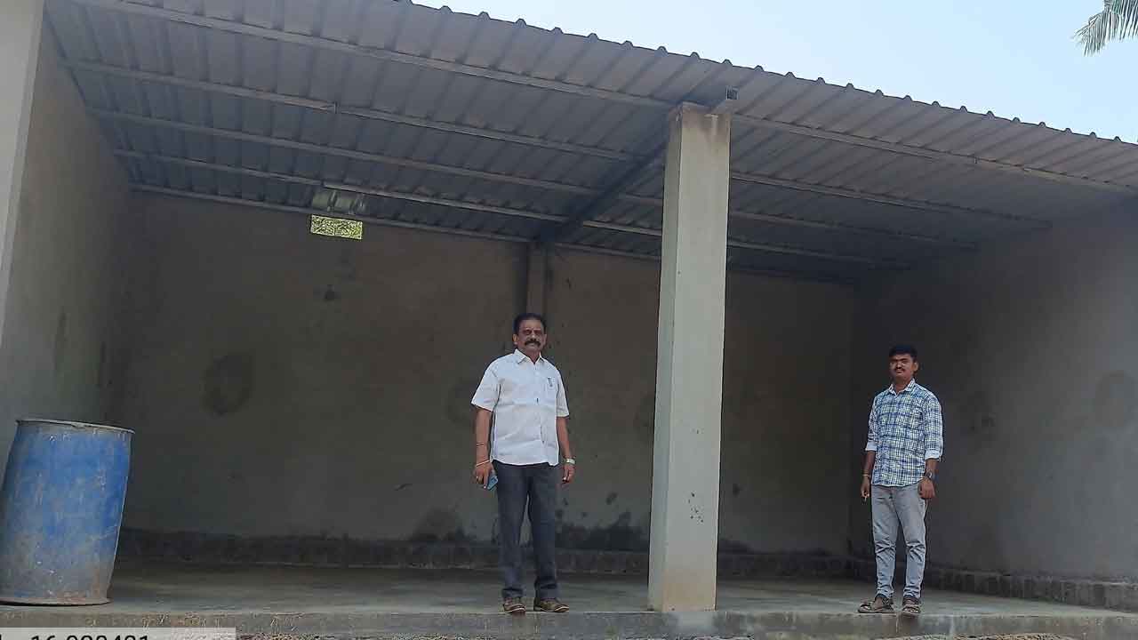 అవగాహన లోపం..షెడ్ల నిర్మాణంలో జాప్యం