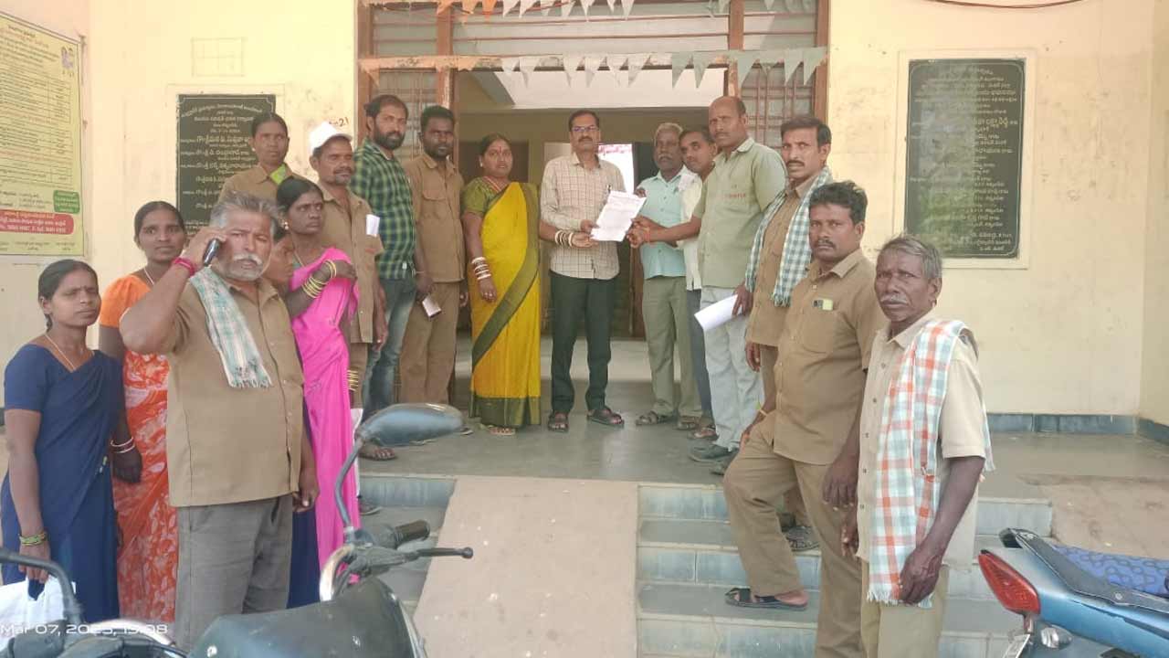 మల్టీపర్పస్ విధానాన్ని రద్దు చేయాలని కార్మికుల ధర్నా