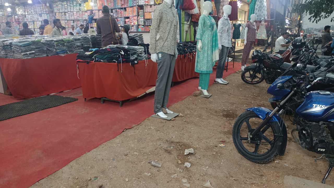 Hyderabad | ఆస్తి పన్ను చెల్లించలేదని.. బట్టల షాపు ముందు గొయ్యి తవ్వించిన అధికారులు.. చందానగర్ సర్కిల్‌లో వింత చర్యలు