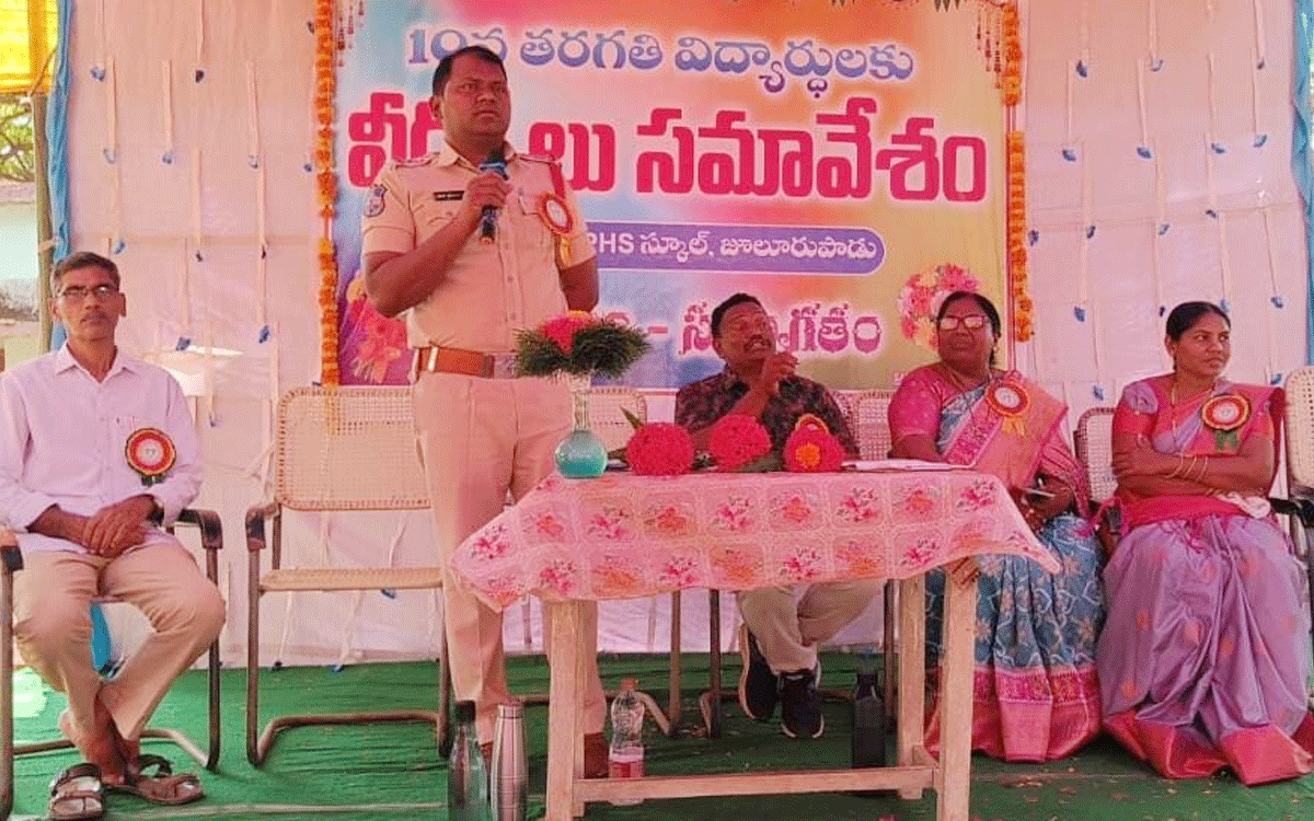 Julurupadu : విద్యార్థులు ఉన్న‌త ల‌క్ష్యాలు అధిరోహించాలి : ఎస్ఐ ర‌వి