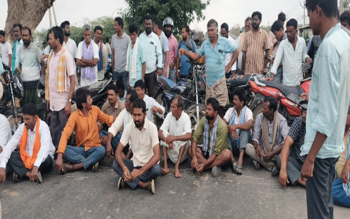 Farmers Protest : అన్ని ప్రాంతాలకు సమానంగా నీళ్లివ్వాలంటూ రైతుల రాస్తారోకో
